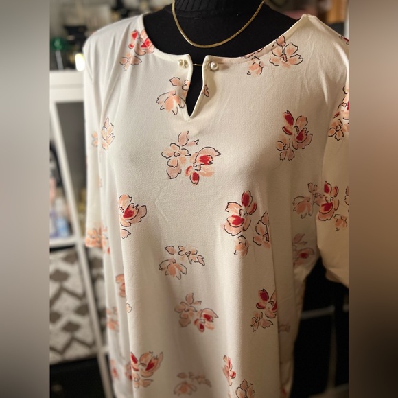 Liz Claiborne Key Hole Neck Elbow Sleeve Blouse w/ Light Floral Print - Picture 2 of 8